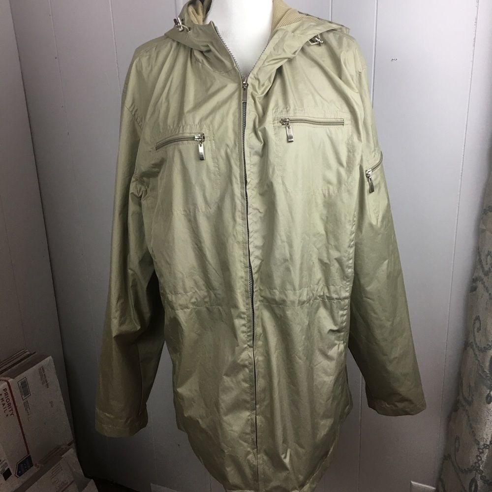 I 5 woman’s jacket size XXL color tan.